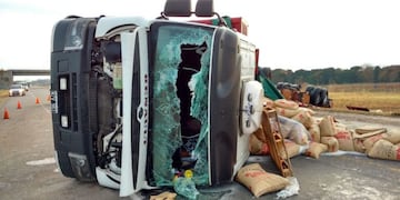 Camiu00f3n cargado con azu00facar volcu00f3 en la variante Juu00e1rez Celman\u002E