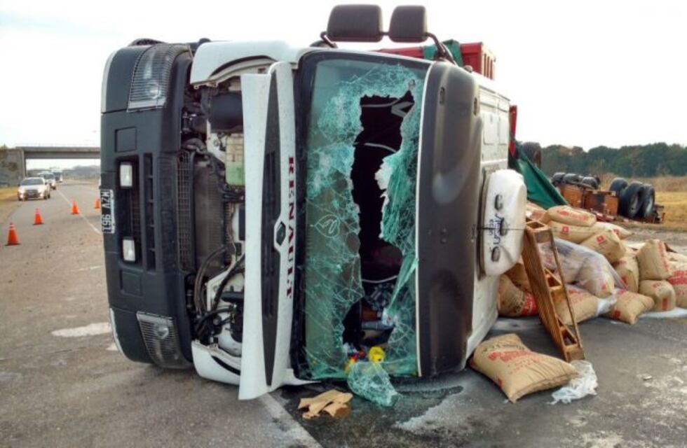 Volcó un camión cargado de azúcar en la variante Juárez Celman