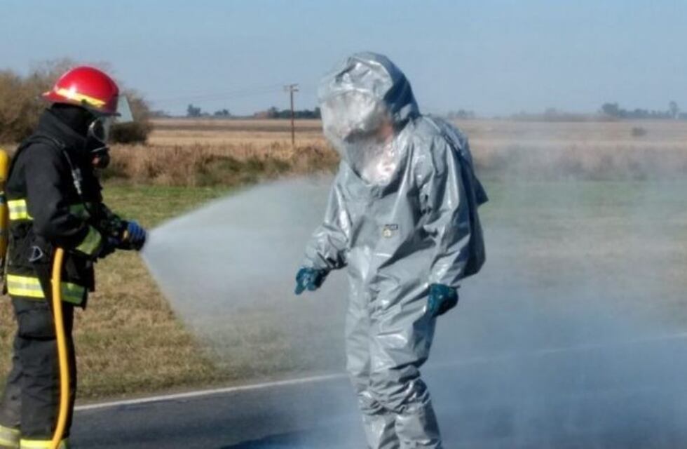 Camioneros, policías y médicos intoxicados por derrame de químicos en la ruta 34
