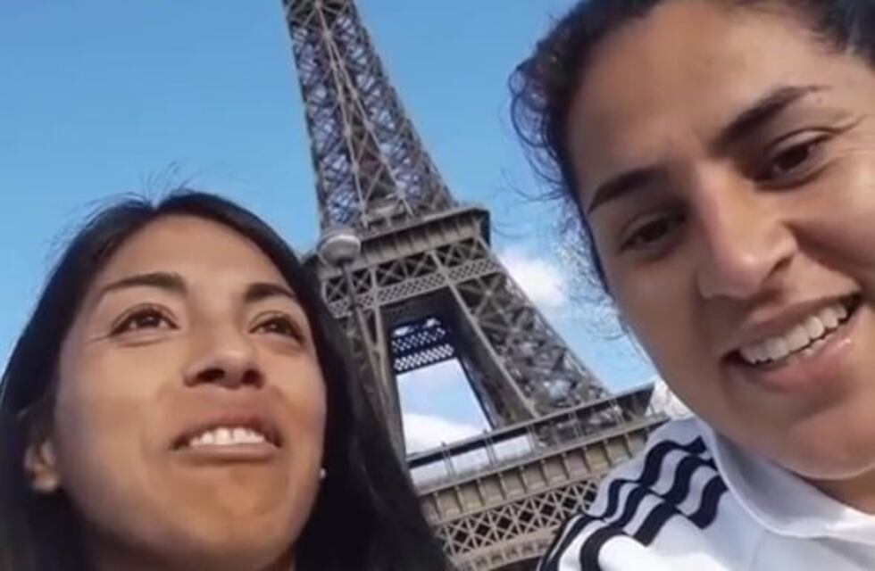 Dos jugadoras de la Selección Argentina visitaron la Torre Eiffel y se perdieron
