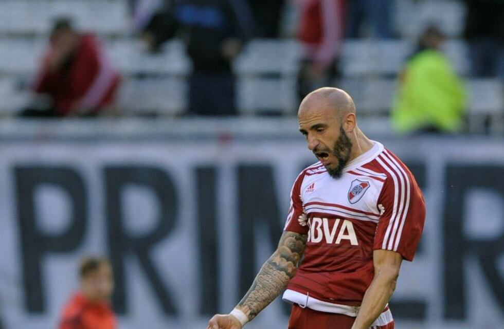 El futbolista de River Javier Pinola atropelló a un individuo en la autopista Ricchieri