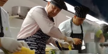 PERLITA\nPizzi se puso el delantal y cocinó en el comedor universitario\nEl rector de la UNCuyo cocinó, por ahora, sólo para los empleados\u002E ¿Cuál es el secreto para la mejor lasagna, según Pizzi?