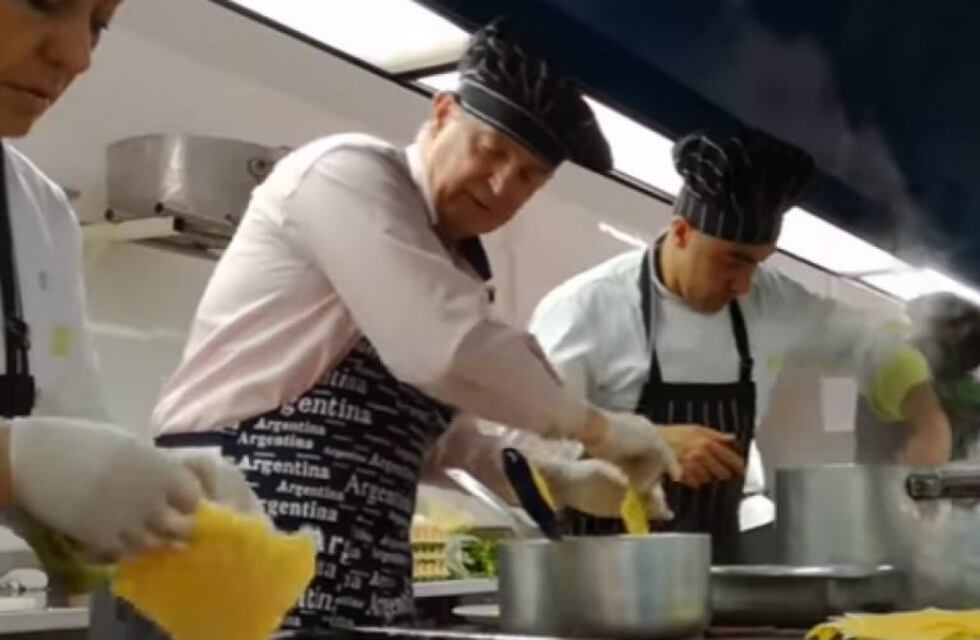 Pizzi cocinó en el comedor universitario de la UNCuyo