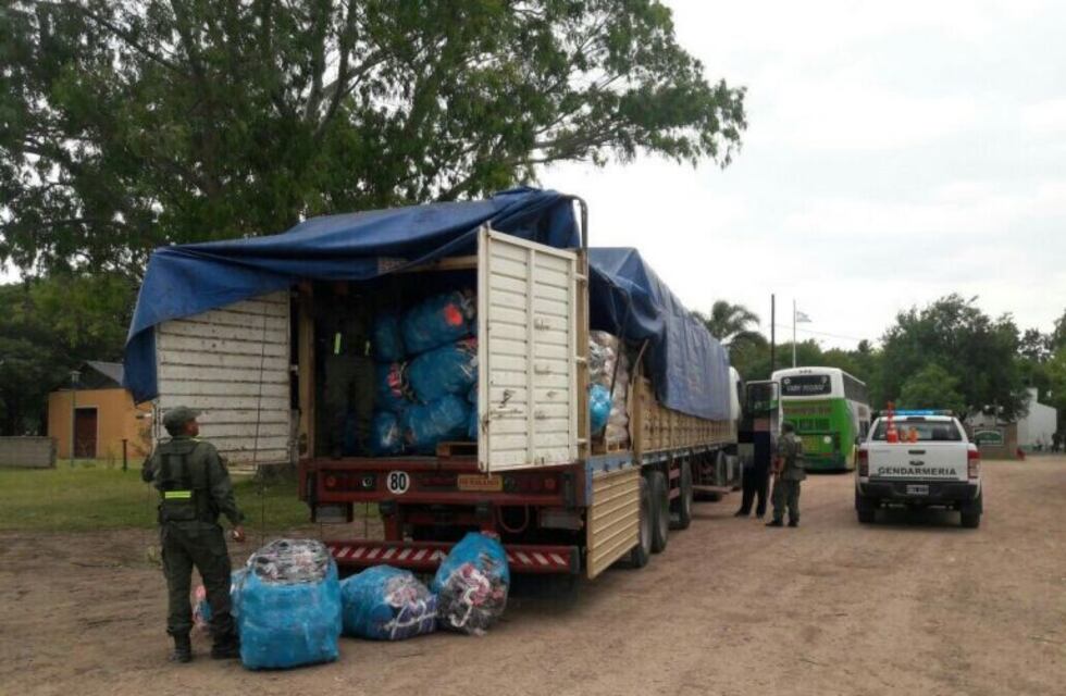 Incautaron 754 pares de zapatillas ocultos en un camión que transportaba azúcar