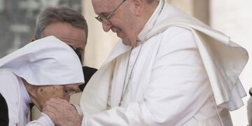 El Vaticano explicó por qué el Papa Francisco no se deja besar el anillo (Foto: EFE)