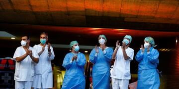 ***CORRIGE NOMBRE DEL FOTÓGRAFO***GRAFCAT3874\u002E BARCELONA, 30/03/2020\u002E- Personal médico del Hospital Sant Pau de Barcelona agradece los aplausos y muestras de apoyo de los ciudadanos, este lunes, decimosexto día de aislamiento tras el estado de alarma decretado por el gobierno para frenar el avance del coronavirus\u002E EFE/Enric Fontcuberta