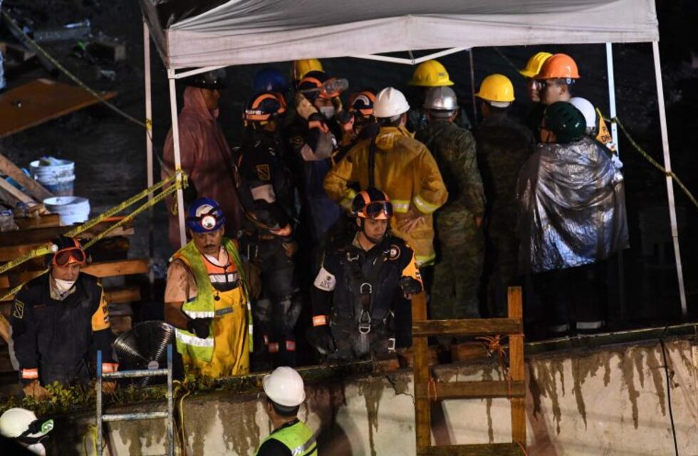 Un grupo de mexicanos cantó "cielito lindo" durante las tareas de rescate por el terremoto