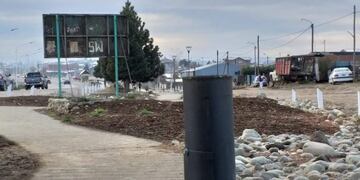 Se robaron un poste de luz en el barrio El Maitén