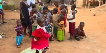 Mariam Nabatanzi y sus hijos (Foto: Clarín)
