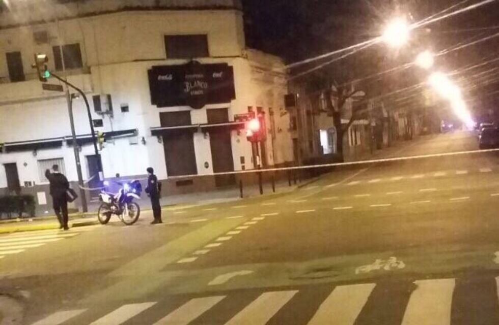 Delincuentes balearon a un joven en Alem y Cochabamba para robarle el auto