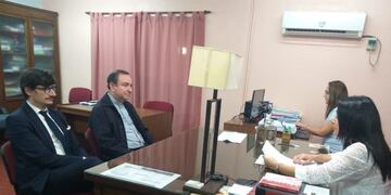 Gustavo Oscar Zanchetta (d), acusado de abusos sexuales, acompañado por su abogado canónico y portavoz, Javier Belda Iniesta\u002E EFE/ PJ Salta\u002E