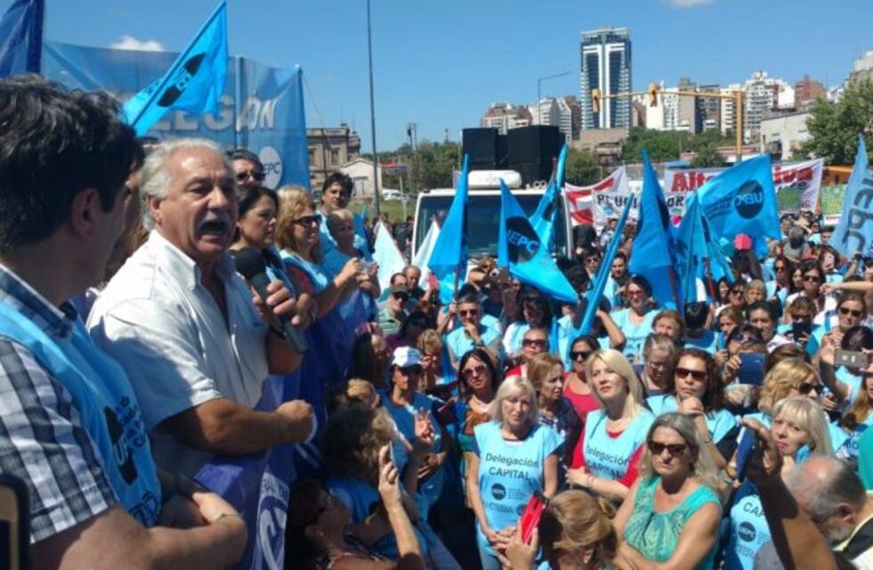 La UEPC marchó al Centro Cívico y asegura que la adhesión fue del 70%
