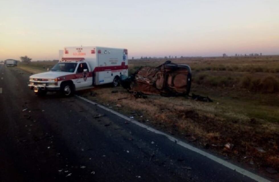 Un muerto en choque de auto y camión