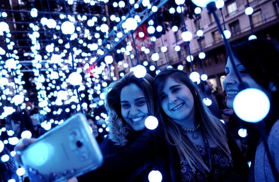 Un show de luces y música sorprendió a los oficinistas en Diagonal Norte