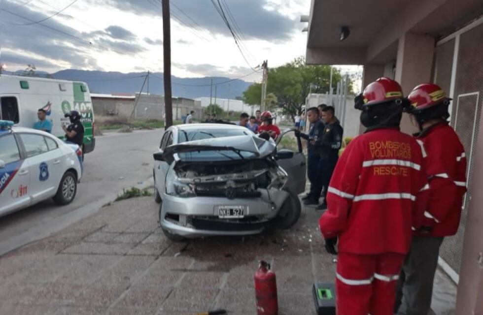 Conductor pierde el control y choca contra una casa