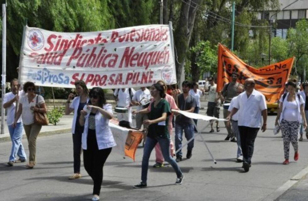 Profesionales de la salud de Neuquén realizan un paro de 24 horas