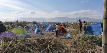 Cientos de familias ocupan un terreno al lado del barrio Parque la Vega (Foto de La Gaceta)