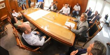 Martín Llaryora reunido con ediles opositores