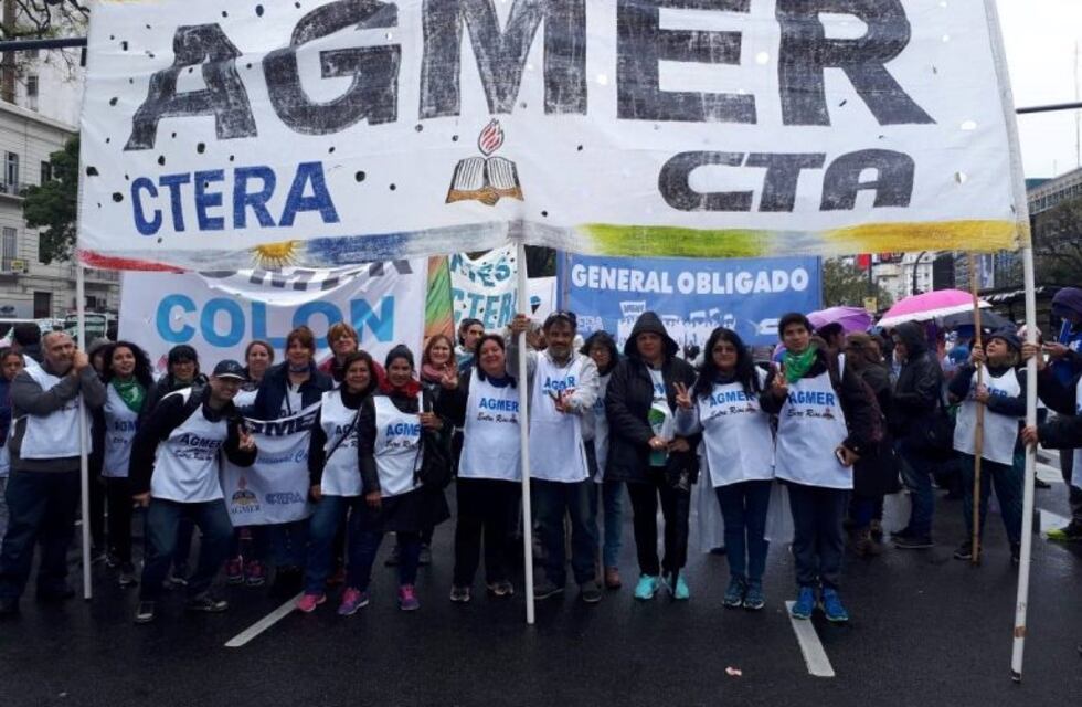 Los docentes entrerrianos se manifiestan frente a la propuesta de extensión de la jornada escolar educativa