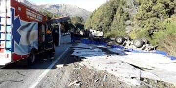 El camión trasportaba termopaneles que quedaron destruidos tras el vuelco\u002E