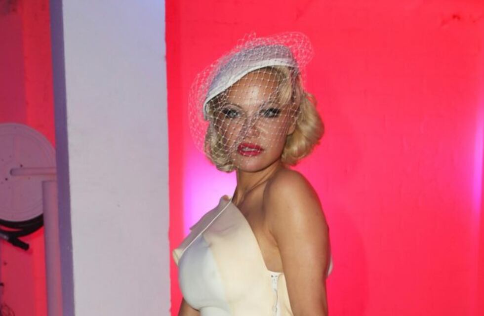 La reaparición de Pamela Anderson en un evento top con un look de los años 40