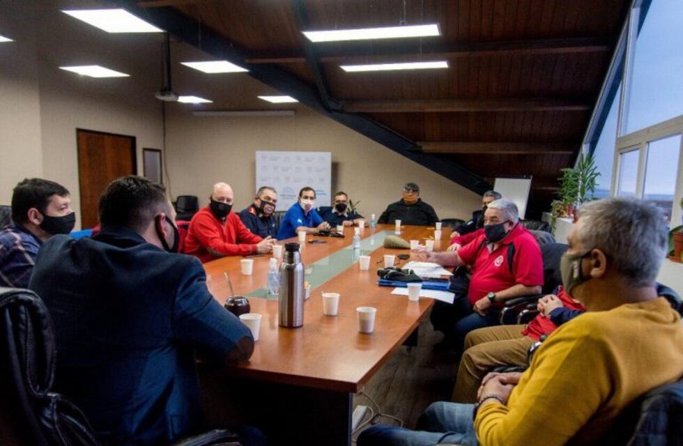 Encuentro entre Walter Vuoto y bomberos de las ciudades fueguinas
