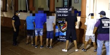 Cuarentena: se encontraban tomando sentados en la vereda y fueron demorados