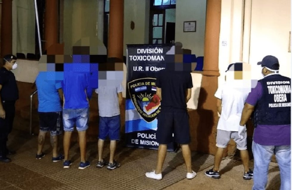 Cuarentena: se encontraban tomando sentados en la vereda y fueron demorados