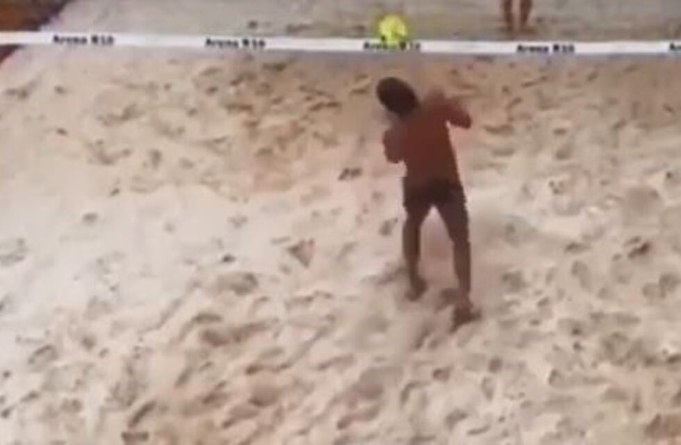Ronaldinho deslumbra con su magia jugando al futvóley