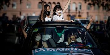La "Caravana de las mil flores" en homenaje a Néstor Kirchner rodeó el cementerio de Río Gallegos