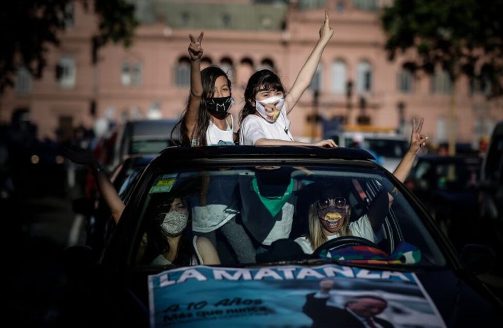 La "Caravana de las mil flores" en homenaje a Néstor Kirchner rodeó el cementerio de Río Gallegos