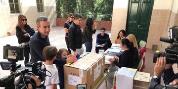 Pablo Javkin votó en compañía de sus hijos\u002E (Prensa Javkin)