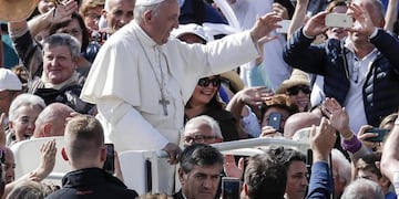 . Vatican City (Italy), 09/10/2016.- Pope Francis greets faithfull after he celebrates a jubilee mass, in St. Peter's Square, at the Vatican, 09 October, 2016. (Papa) EFE/EPA/GIUSEPPE LAMI vaticano roma italia papa francisco saluda a los fieles en la plaza san pedro sumo ponticife luego de la misa jubilar actividad papal