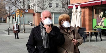 People wearing masks walk in the streets after an explosion at a chemical plant caused a toxic cloud to spread over Igualada near Barcelona February 12, 2015\u002E Three people were injured in the explosion at the chemical plant in northern Spain on Thursday and authorities advised residents of several small towns near Barcelona to stay indoors as the large toxic cloud spread over the area\u002E Catalan authorities told people to shut their windows and stay inside as a precaution, and cut off some roads in the area as well as a train line\u002E REUTERS/Stringer (SPAIN - Tags: DISASTER ENVIRONMENT)arcelona to stay indoors as a large toxic cloud spread over the area\u002E REUTERS/Stringer (SPAIN - Tags: DISASTER) barcelona españa incendio planta quimica Sima nube toxica explosion planta quimica nube toxica gente con barbijos