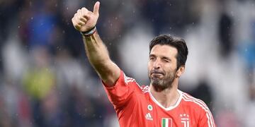 Juventus's Gigi Buffon celebrate the victory at the end of the Italian Serie A soccer match Juventus FC vs UC Sampdoria at Allianz Stadium in Turin, Italy, 15 April 2018 ANSA/ALESSANDRO DI MARCO