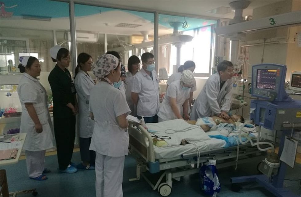 China: salvan la vida de un nene tras cinco horas de RCP