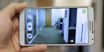 Lo golpearon por grabar a una joven en el baño de un aeropuerto