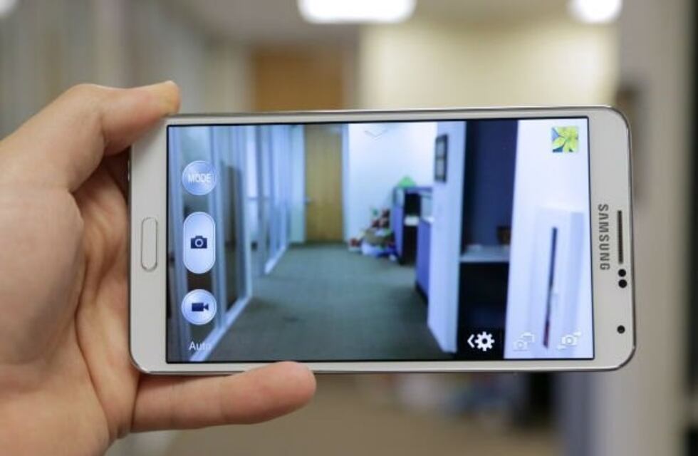 Lo golpearon por grabar a una joven en el baño de un aeropuerto