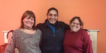 Reencuentro\u002E María Agüero, junto a Richard Agüero y a Miriam Aguilar, quien hizo el contacto\u002E