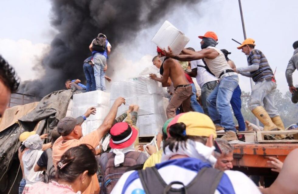 El Gobierno de Venezuela denuncia que los camiones fueron incendiados por los propios manifestantes