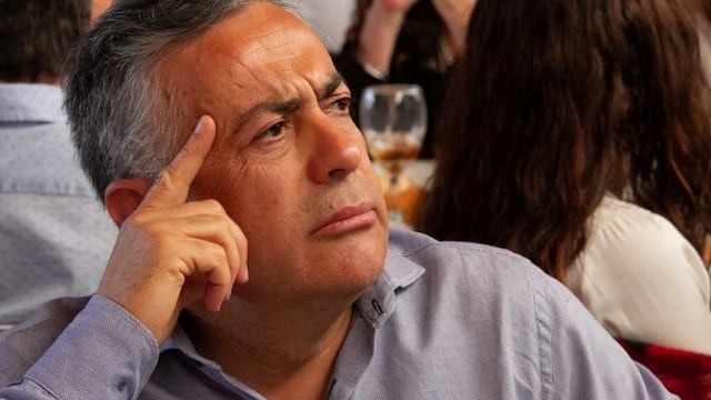 Alfredo Cornejo sigue atentamente el discurso de Odetti.