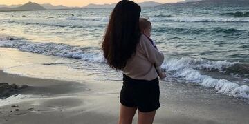 Los primeros pasos de la hija de Rodrigo de la Serna en la playa (@ludmipr)