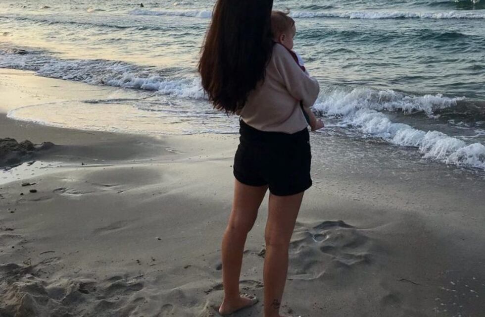 Los primeros pasos de la hija de Rodrigo de la Serna en la playa