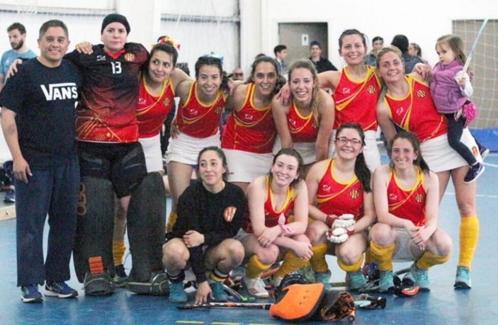 Universitario venció a Los Ñires en el Hockey Pista