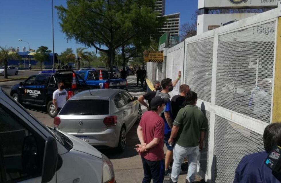 Hinchas de Central se metieron en el Gigante de Arroyito pese a la prohibición