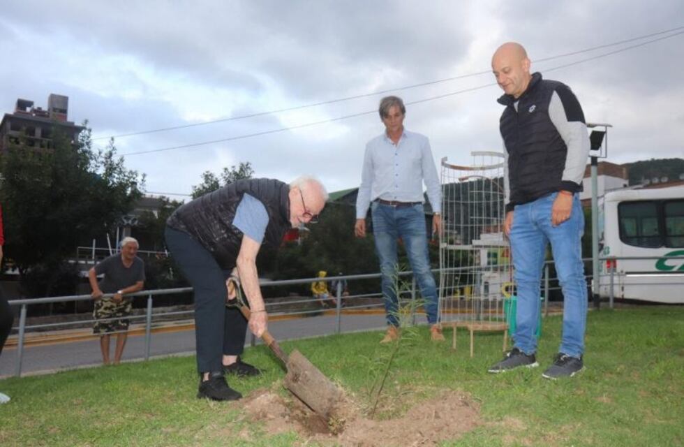 Un mimo a la villa: Pepe Soriano plantó un algarrobo en Carlos Paz