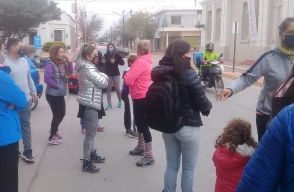 En Arroyito se realizó una caravana y bocinazo por la apertura de gimnasios y centros de actividad física