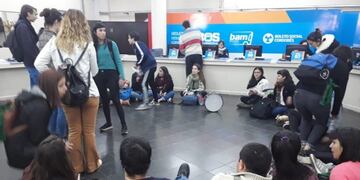 La sentada pacífica se llevó a cabo en la sede de la Secretaría de Transporte\u002E