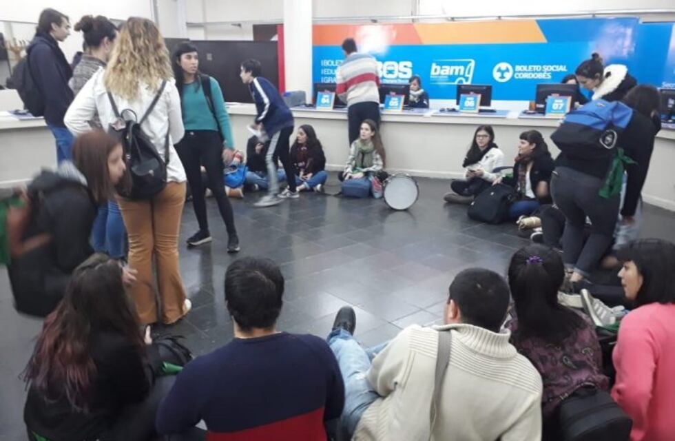 "Sentada" de estudiantes que denuncian recortes en el Boleto Educativo Gratuito