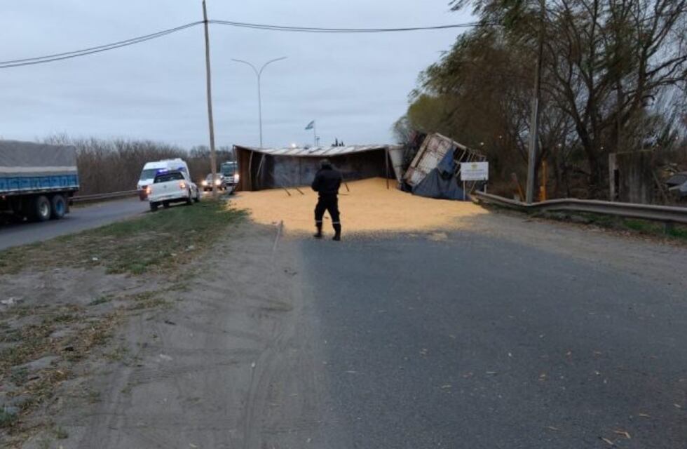 Por segundo día consecutivo, un camión volcó y complicó el tránsito en el cordón industrial